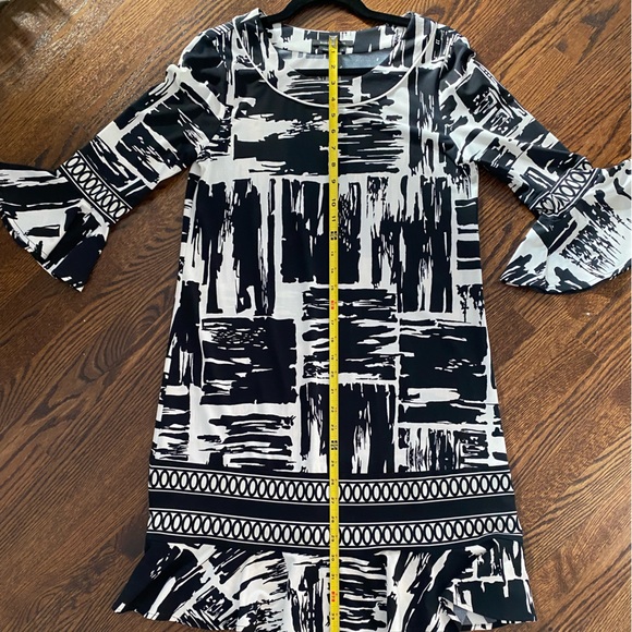 BCBG 3/4 bell sleeve; super cute belted; easy to wear - Picture 2 of 5